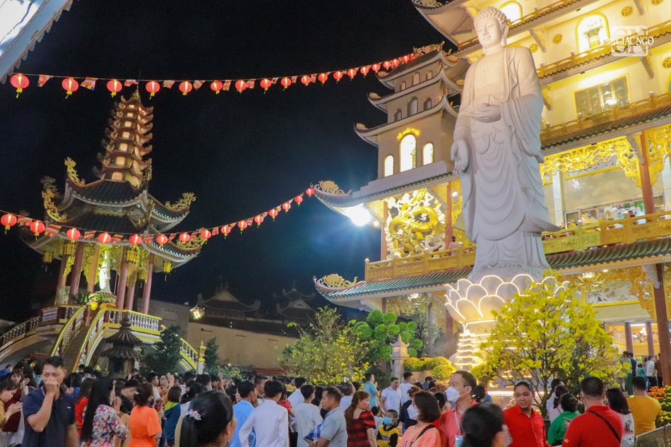 Hàng ngàn người trở về thắp hương lễ bái