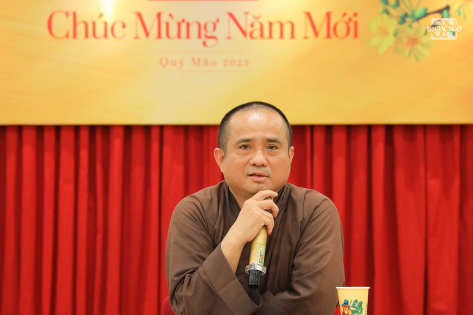 Thượng tọa Tổng Biên tập chia sẻ nhiều câu chuyện thực tế giúp cho các thành viên trong câu lạc bộ hiểu sâu hơn về nghiệp vụ báo chí