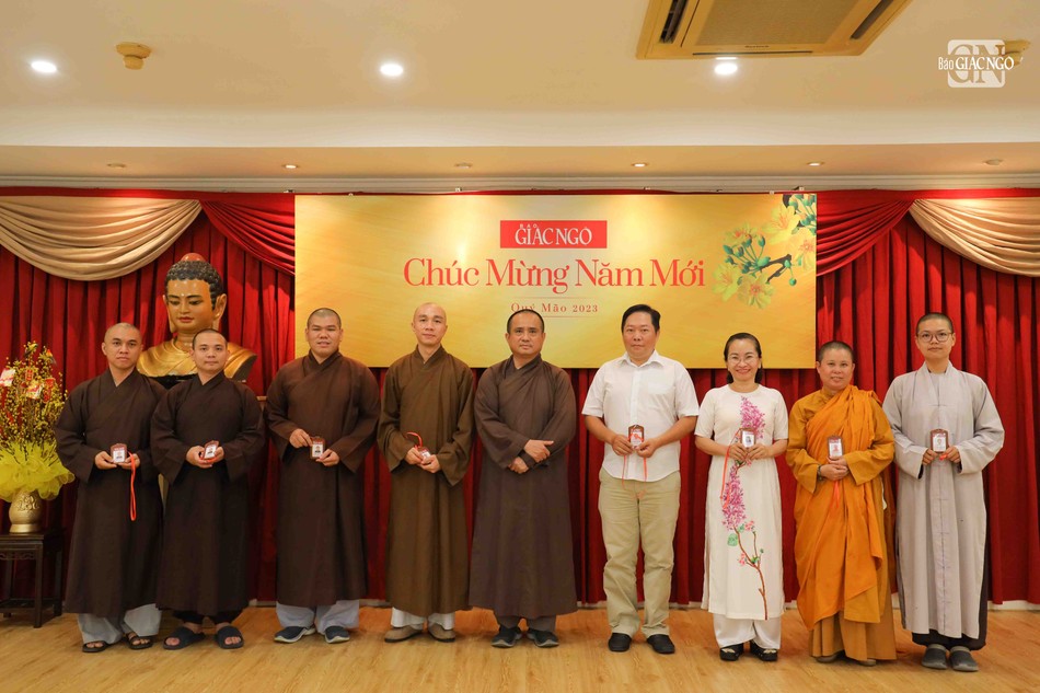 Trao thẻ cộng tác viên đến các thành viên câu lạc bộ