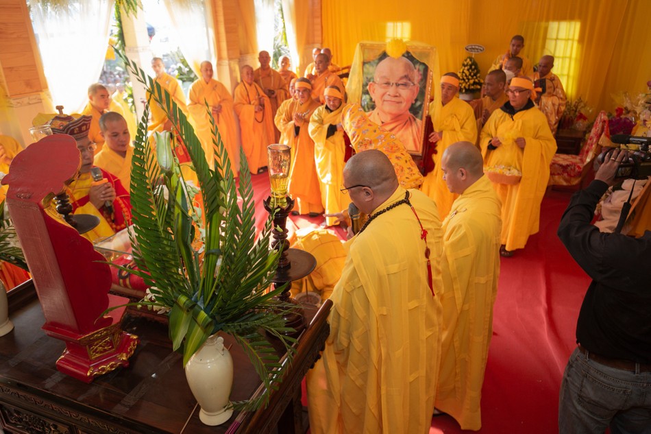 Cử hành nghi thức phụng tống kim quan Cử hành nghi thức phụng tống kim quan