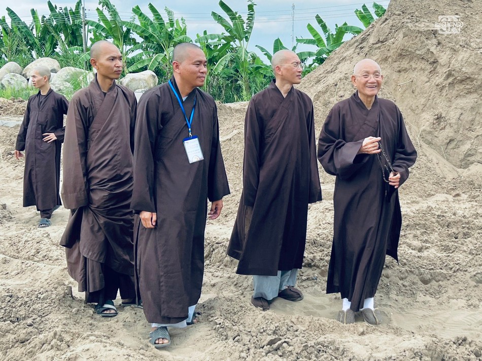 Trưởng lão Hòa thượng Minh Thông thăm công trình Trưởng lão Hòa thượng Minh Thông thăm công trình