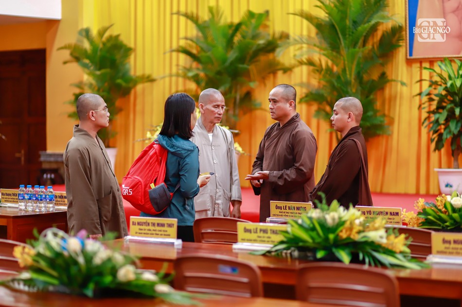 và ekip Báo Giác Ngộ trao đổi về công tác truyền thông lễ kỷ niệm và ekip Báo Giác Ngộ trao đổi về công tác truyền thông lễ kỷ niệm