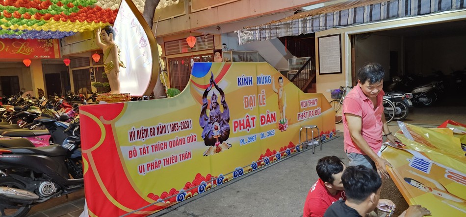 Ban Pháp chế GHPGVN TP.HCM thiết trí xe hoa Ban Pháp chế GHPGVN TP.HCM thiết trí xe hoa