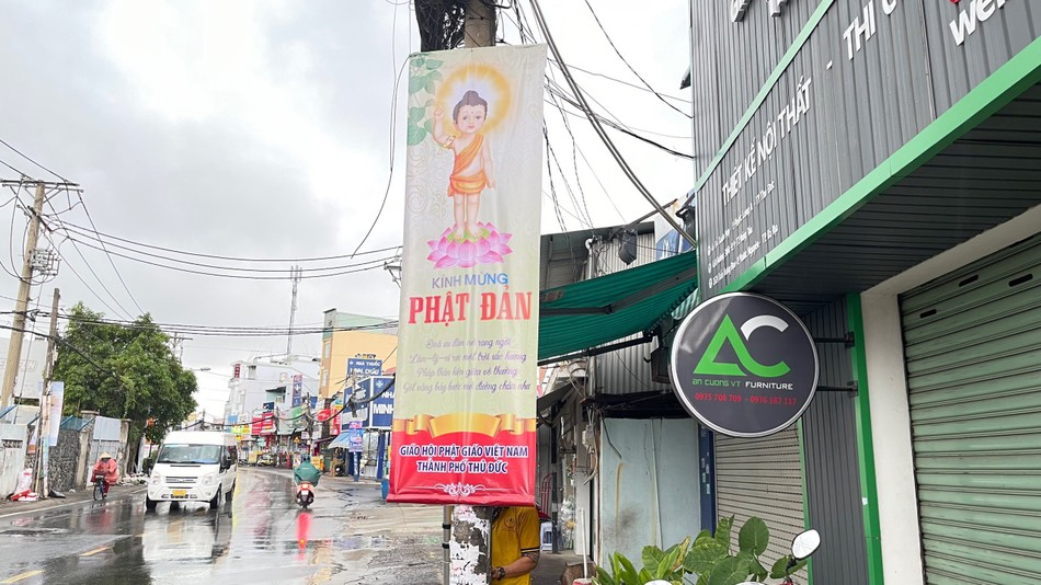 Băng rôn kính mừng Phật đản được treo trên đoạn đường Đỗ Xuân Hợp, TP.Thủ Đức Băng rôn kính mừng Phật đản được treo trên đoạn đường Đỗ Xuân Hợp, TP.Thủ Đức