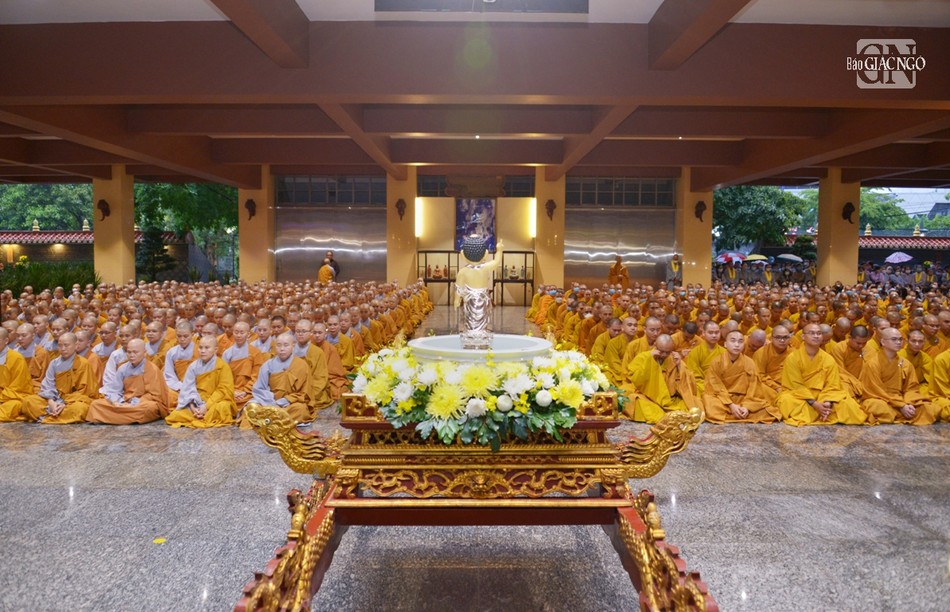Tăng Ni sinh tại Học viện Phật giáo VN tại TP.HCM tham dự lễ tắm Phật