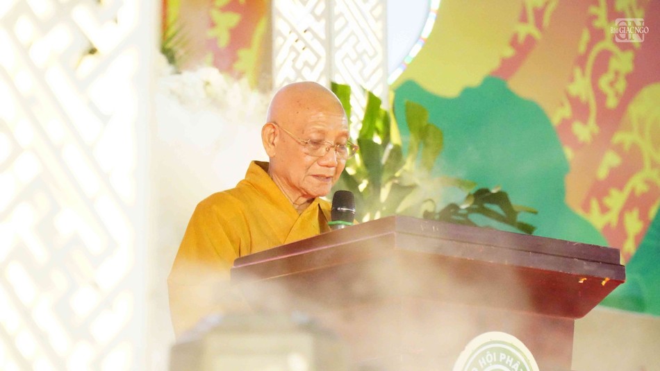 Trưởng lão Hòa thượng Thích Minh Thông tuyên đọc bức Thông điệp Phật đản Phật lịch 2567 của Đức Pháp chủ GHPGVN