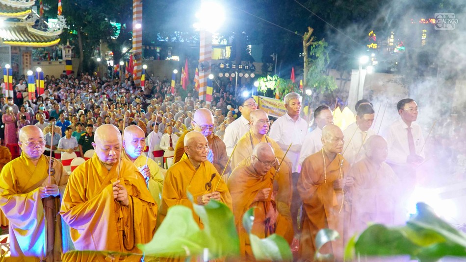 Chư tôn giáo phẩm niêm hương