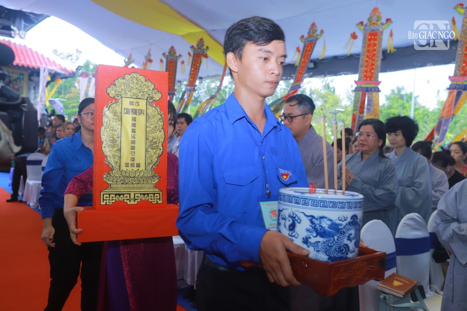 Rước lư hương và linh vị về Đền thờ