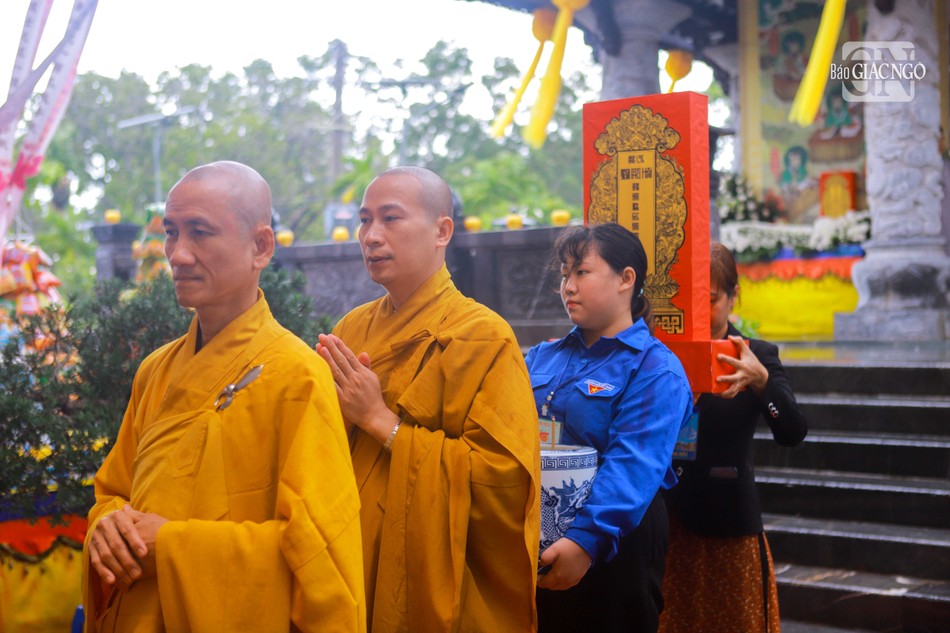 Các đoàn lần lượt đến các điểm, cáo bạch và sau đó cung thỉnh linh vị vân tập đàn tràng