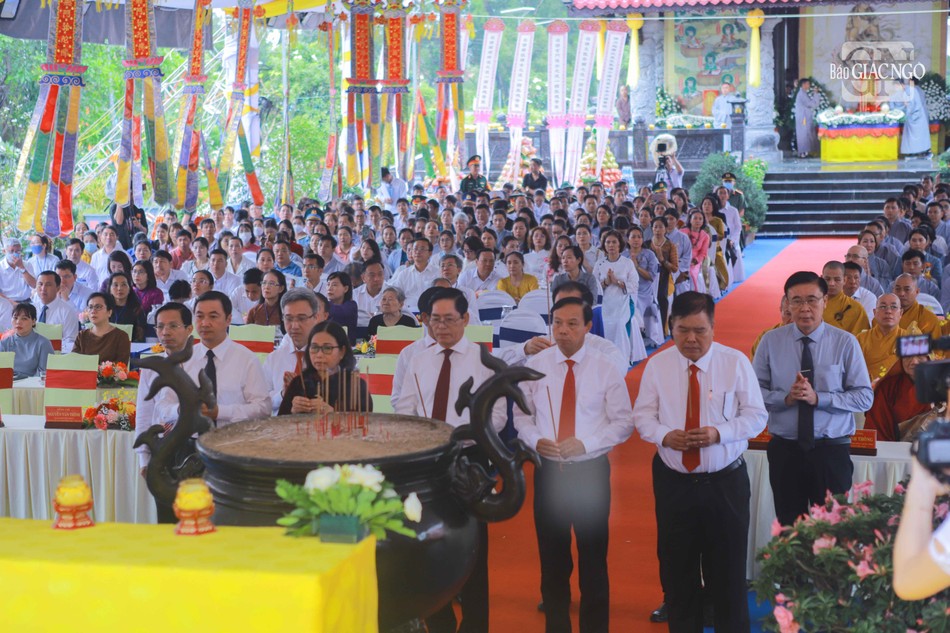 Lãnh đạo tỉnh và các cơ quan T.Ư dâng hương tưởng niệm