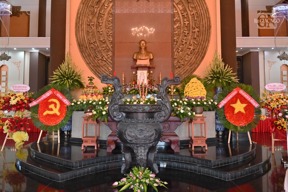 Linh đài Chủ tịch Hồ Chí Minh và chư anh linh anh hùng liệt sĩ tại đền thờ liệt sĩ TP.Vũng Tàu nằm cạnh vòng xoay Đài tưởng niệm liệt sĩ TP.Vũng Tàu Linh đài Chủ tịch Hồ Chí Minh và chư anh linh anh hùng liệt sĩ tại đền thờ liệt sĩ TP.Vũng Tàu nằm cạnh vòng xoay Đài tưởng niệm liệt sĩ TP.Vũng Tàu