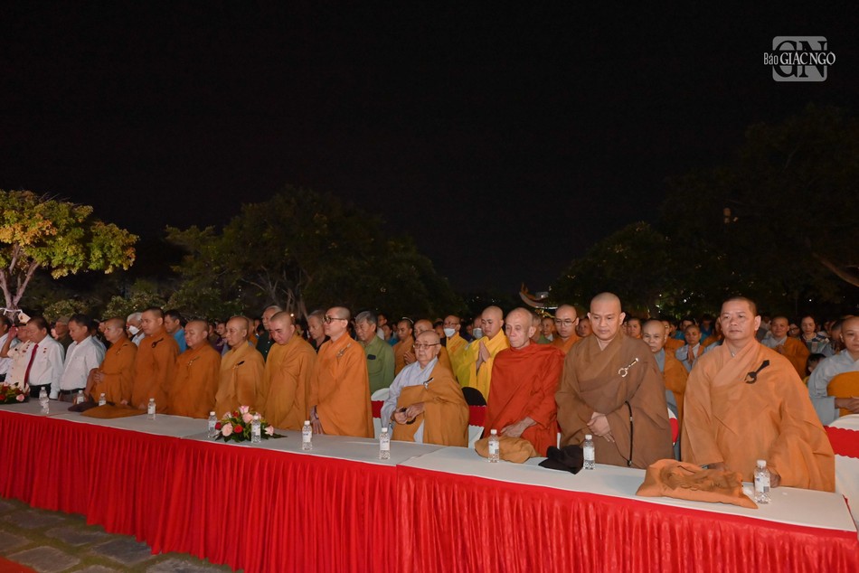 Phút tưởng niệm tại khuôn viên sân trước đền thờ trước khi thắp nến tri ân Phút tưởng niệm tại khuôn viên sân trước đền thờ trước khi thắp nến tri ân