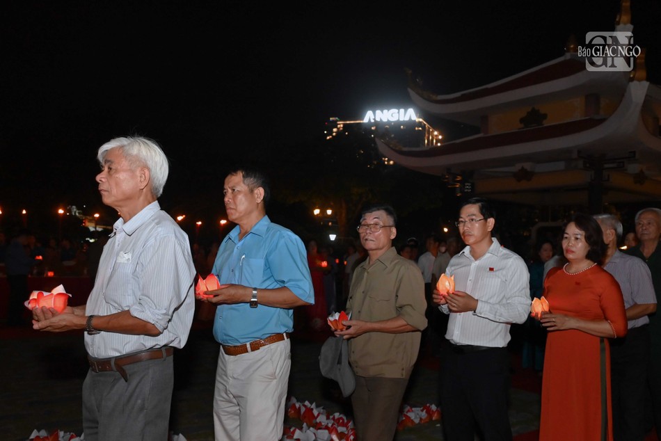 Ngọn nến của nghĩa tình, tưởng nhớ chư anh linh đã hy sinh vì Tổ quốc Ngọn nến của nghĩa tình, tưởng nhớ chư anh linh đã hy sinh vì Tổ quốc