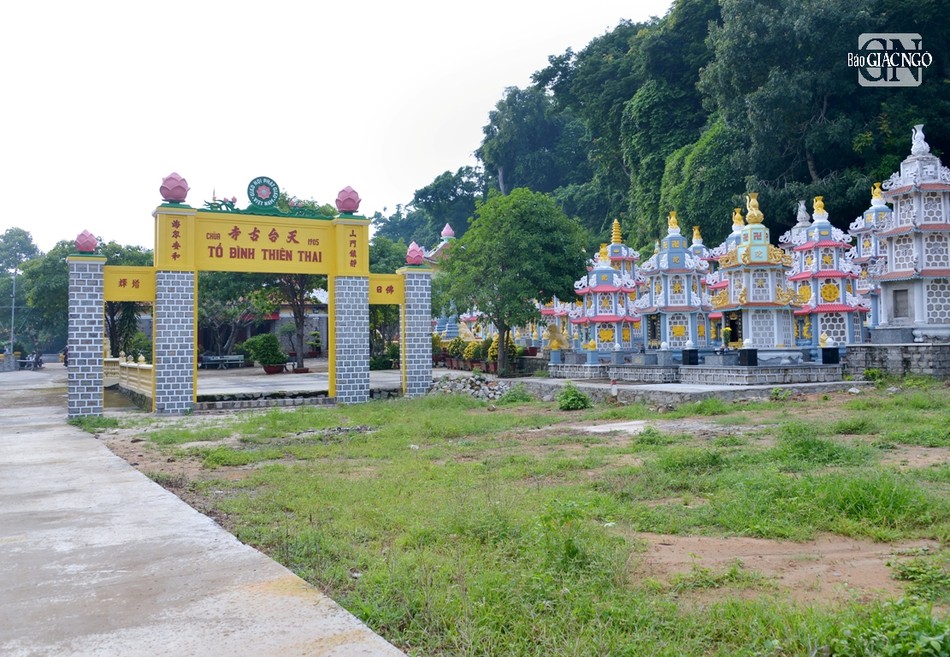 Cổng tam quan và vườn tháp tại tổ đình Thiên Thai Cổng tam quan và vườn tháp tại tổ đình Thiên Thai