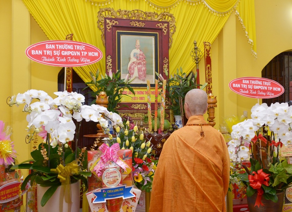 Đức Pháp chủ GHPGVN trước di ảnh Đại lão Hòa thượng Thích Thiện Hào (1911-1997) Đức Pháp chủ GHPGVN trước di ảnh Đại lão Hòa thượng Thích Thiện Hào (1911-1997)