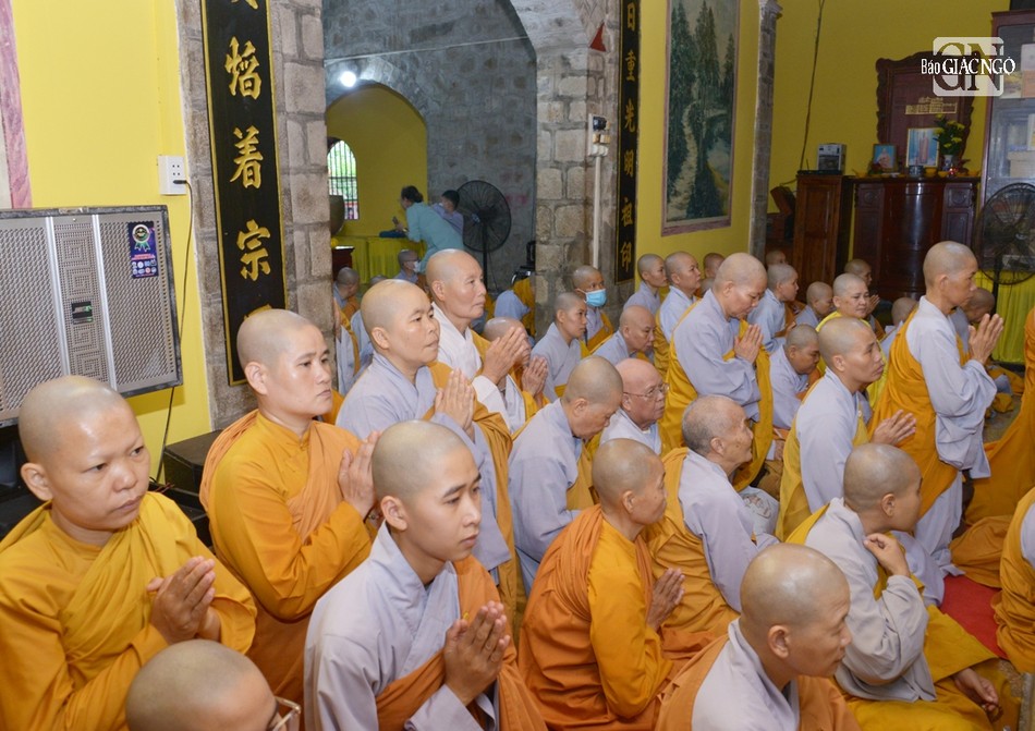 Đức Pháp chủ khuyến tấn Tăng Ni ghi nhớ công hạnh của tiền nhân, lấy đó làm bài học cho tự thân Đức Pháp chủ khuyến tấn Tăng Ni ghi nhớ công hạnh của tiền nhân, lấy đó làm bài học cho tự thân