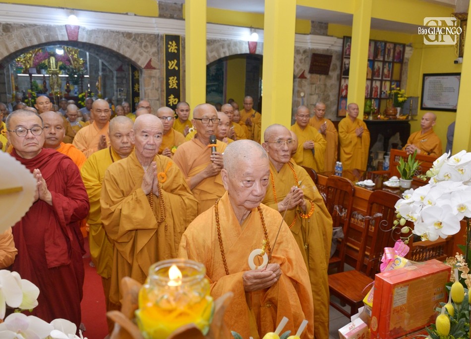 Chư tôn giáo phẩm dâng hương tưởng niệm Giác linh Đại lão Hòa thượng Thích Thiện Hào tại tổ đường tổ đình Thiên Thai Chư tôn giáo phẩm dâng hương tưởng niệm Giác linh Đại lão Hòa thượng Thích Thiện Hào tại tổ đường tổ đình Thiên Thai