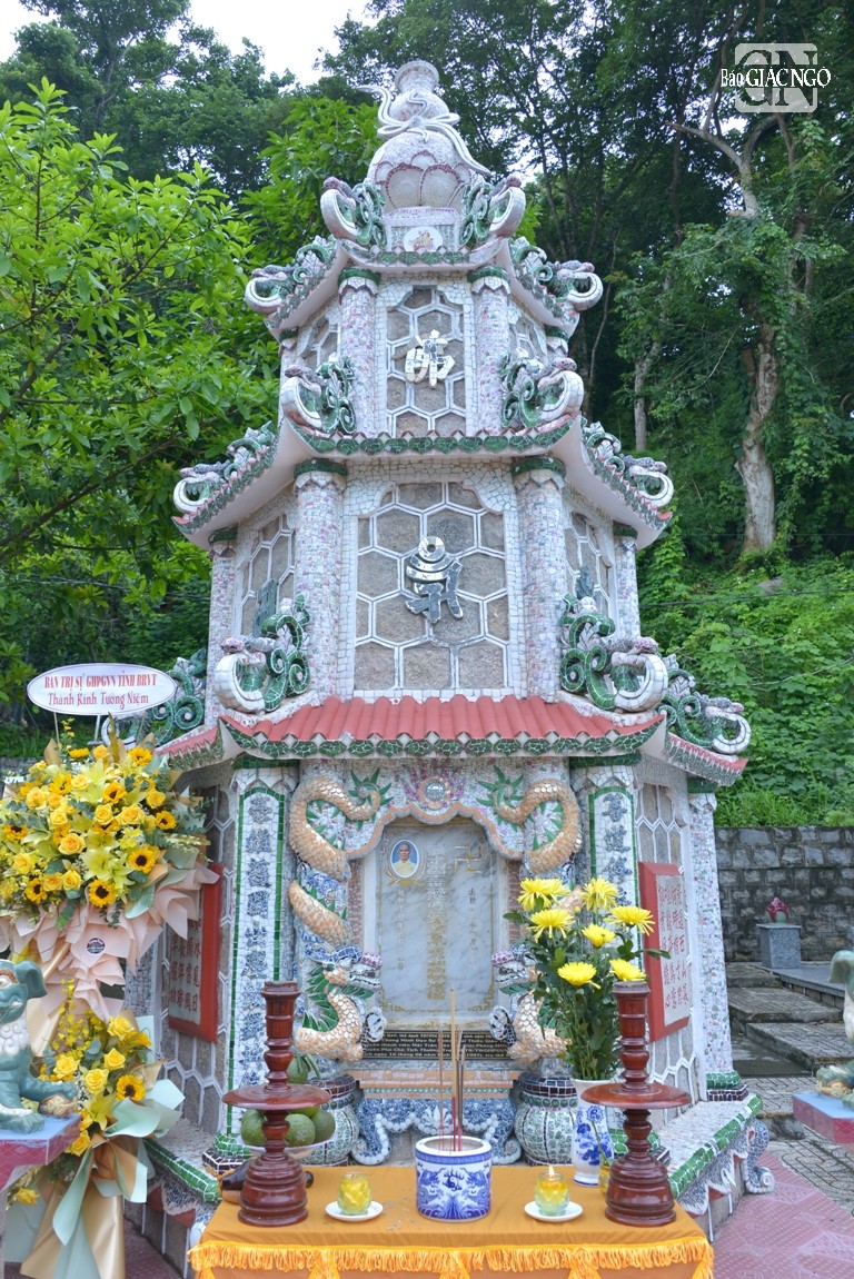 Bảo tháp Đại lão Hòa thượng Thích Thiện Hào tọa lạc trong vườn tháp thuộc khuôn viên tổ đình theo truyền thống thiền môn Bảo tháp Đại lão Hòa thượng Thích Thiện Hào tọa lạc trong vườn tháp thuộc khuôn viên tổ đình theo truyền thống thiền môn