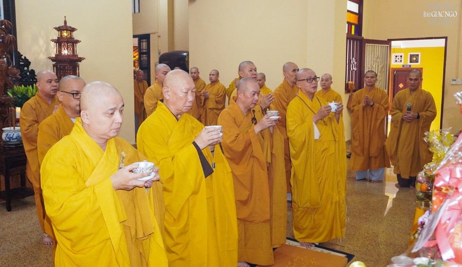 Chư tôn đức dâng trà cúng dường tại buổi lễ Chư tôn đức dâng trà cúng dường tại buổi lễ
