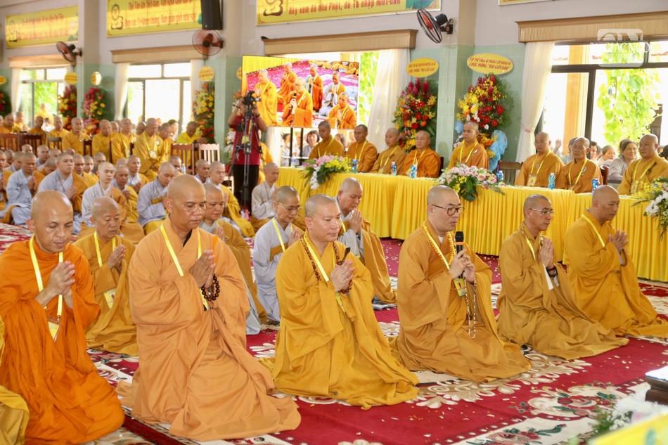 Thượng tọa Thích Quảng Lộc cùng chư tôn đức Ban Kiến đàn dâng lời cảm tạ