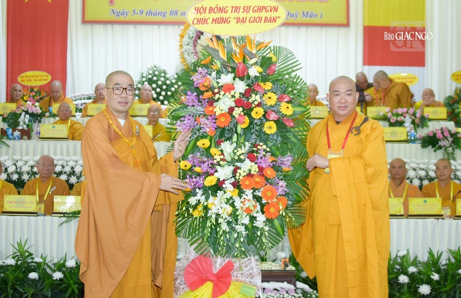 Thượng tọa Thích Phước Nguyên, Phó Tổng Thư ký, Chánh Văn phòng II TƯGH đại diện Hội đồng Trị sự tặng hoa chúc mừng