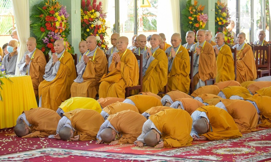 Chư giới tử Ni thành kính nhất tâm cung thỉnh Hội đồng thập sư Ni