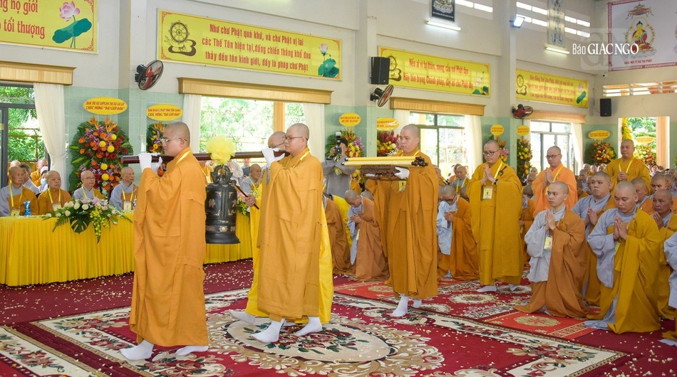 Chư tôn đức đại diện Ban Kiến đàn thực hiện nghi thức cung an chức sự