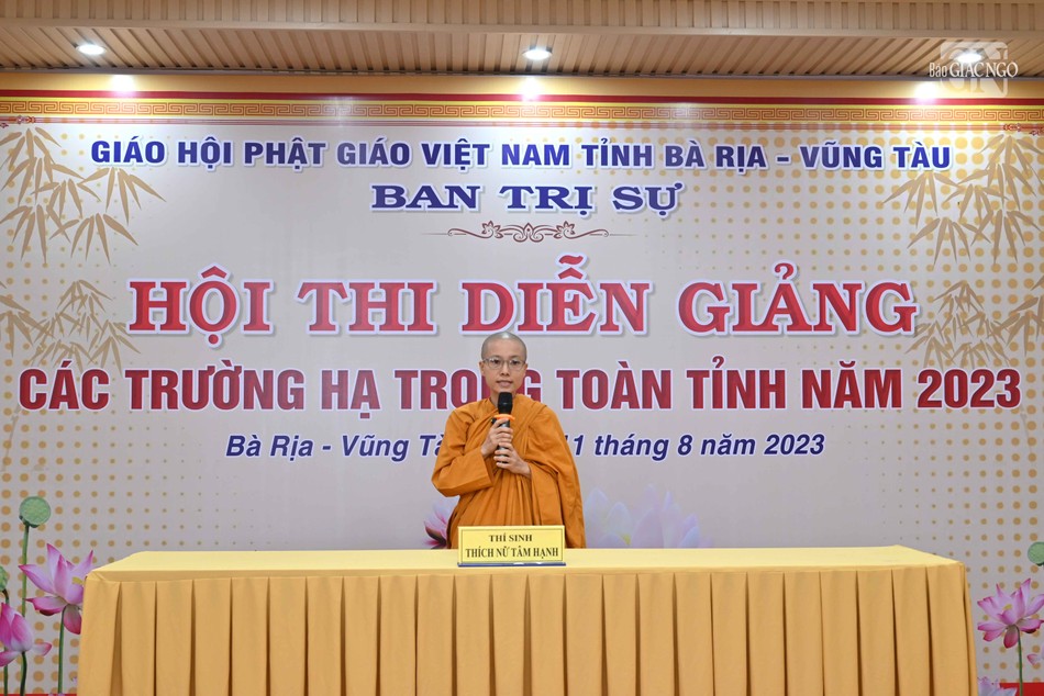 Thí sinh đầu tiên trình bày với đề tài "Dấn thân và hạnh nguyện" Thí sinh đầu tiên trình bày với đề tài "Dấn thân và hạnh nguyện"