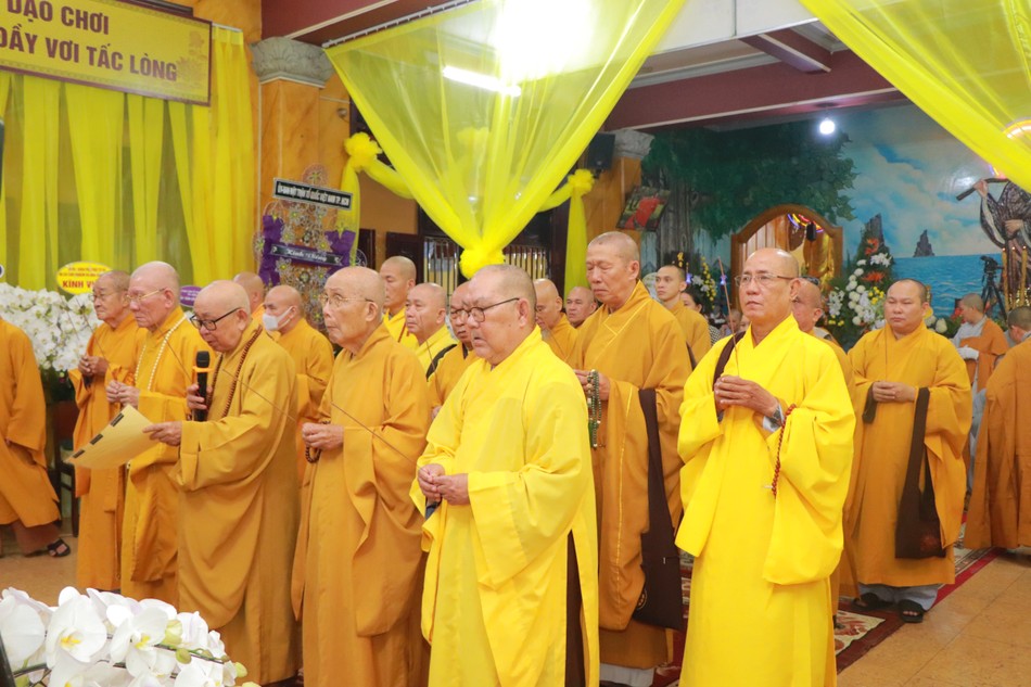 Chu tôn giáo phẩm niêm hương cầu nguyện trước khi cung tống kim quan Ni trưởng đến nơi trà-tỳ Chu tôn giáo phẩm niêm hương cầu nguyện trước khi cung tống kim quan Ni trưởng đến nơi trà-tỳ