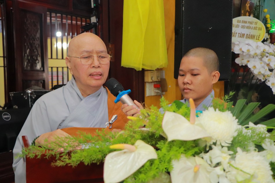Ni trưởng Thích nữ Mỹ Thuận thay mặt Ban Tổ chức cảm tạ Ni trưởng Thích nữ Mỹ Thuận thay mặt Ban Tổ chức cảm tạ