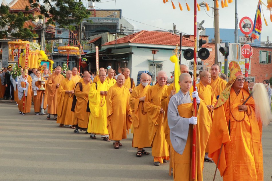 Phụng tống kim quan Ni trưởng đến Đài hỏa táng Phúc An Viên Phụng tống kim quan Ni trưởng đến Đài hỏa táng Phúc An Viên