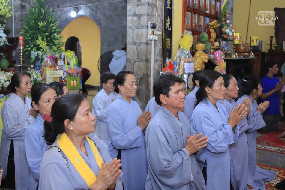 Hàng Phật tử thành kính lắng nghe lời dạy của Đức Pháp chủ Hàng Phật tử thành kính lắng nghe lời dạy của Đức Pháp chủ