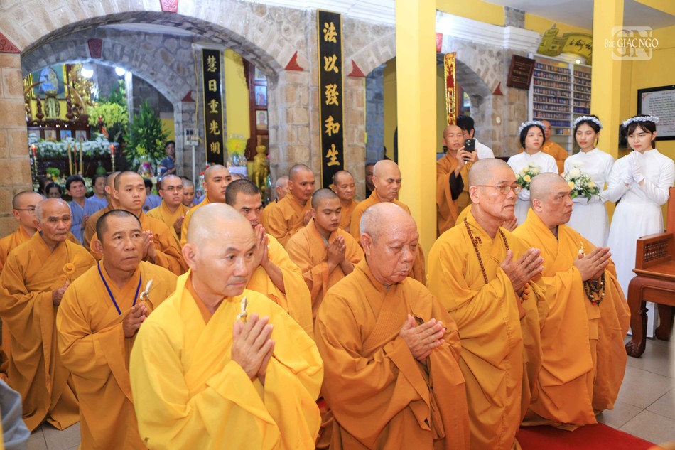 Lắng nghe lời khai thị của Đức Pháp chủ Lắng nghe lời khai thị của Đức Pháp chủ