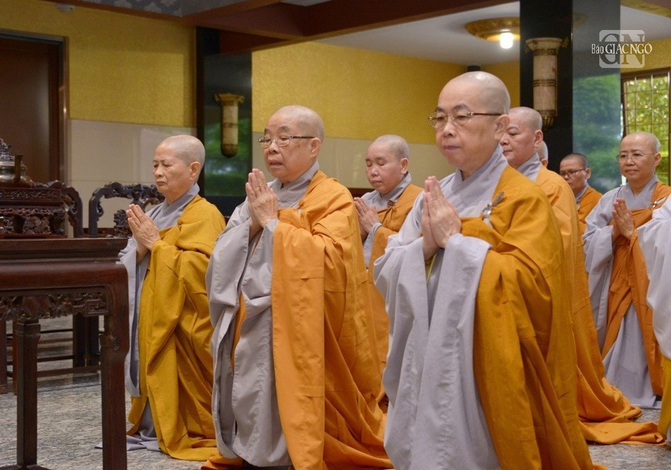 Chư Ni lắng nghe lời huấn thị của Đức Pháp chủ Chư Ni lắng nghe lời huấn thị của Đức Pháp chủ