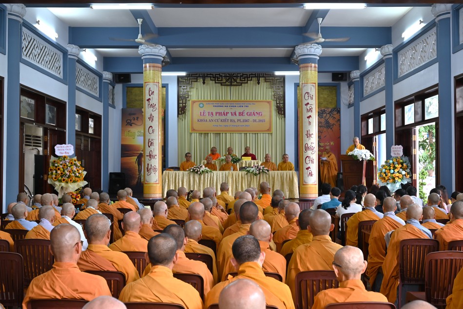 Quang cảnh buổi lễ tại hội trường chùa Liên Trì - Trụ sở Văn phòng Ban Trị sự GHPGVN TP.Vũng Tàu Quang cảnh buổi lễ tại hội trường chùa Liên Trì - Trụ sở Văn phòng Ban Trị sự GHPGVN TP.Vũng Tàu