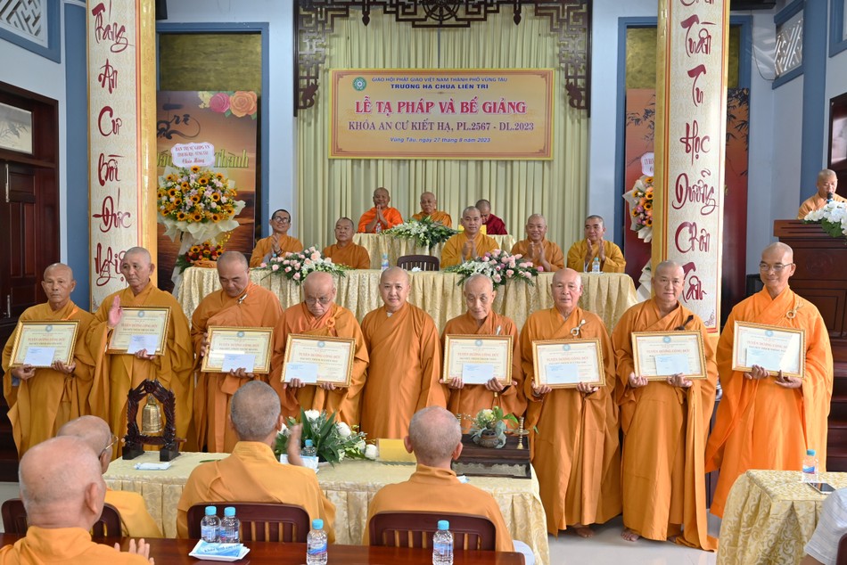 Trao Bằng tuyên dương công đức đến các hành giả tinh tấn tu học Trao Bằng tuyên dương công đức đến các hành giả tinh tấn tu học