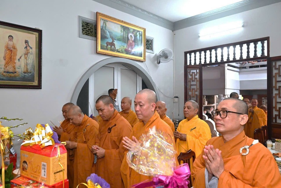 Chư tôn đức niêm hương tưởng niệm