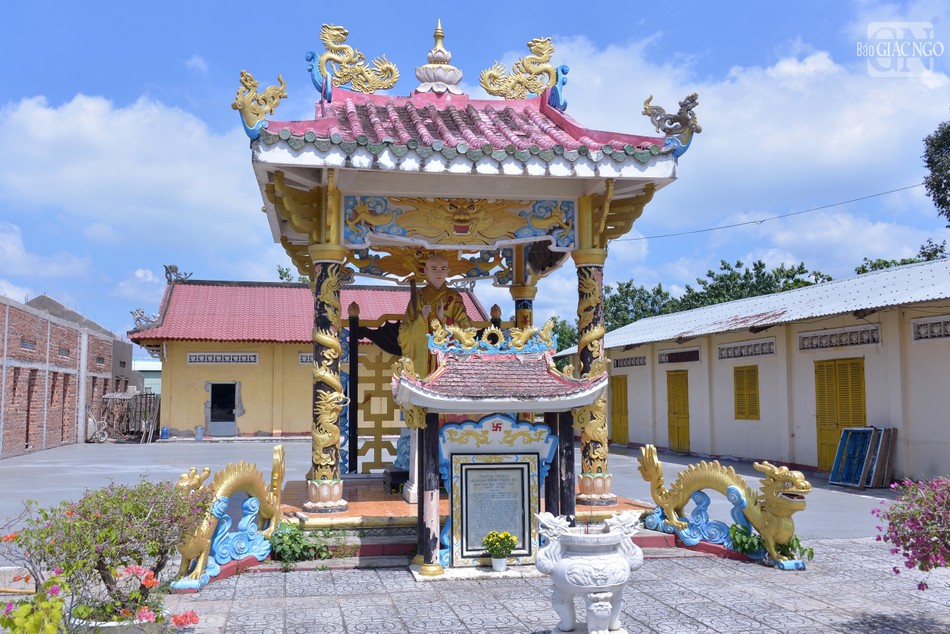 Tôn tượng và văn bia tưởng niệm Hòa thượng Thích Thiện Hòa, khai sơn chùa Đại Tòng Lâm