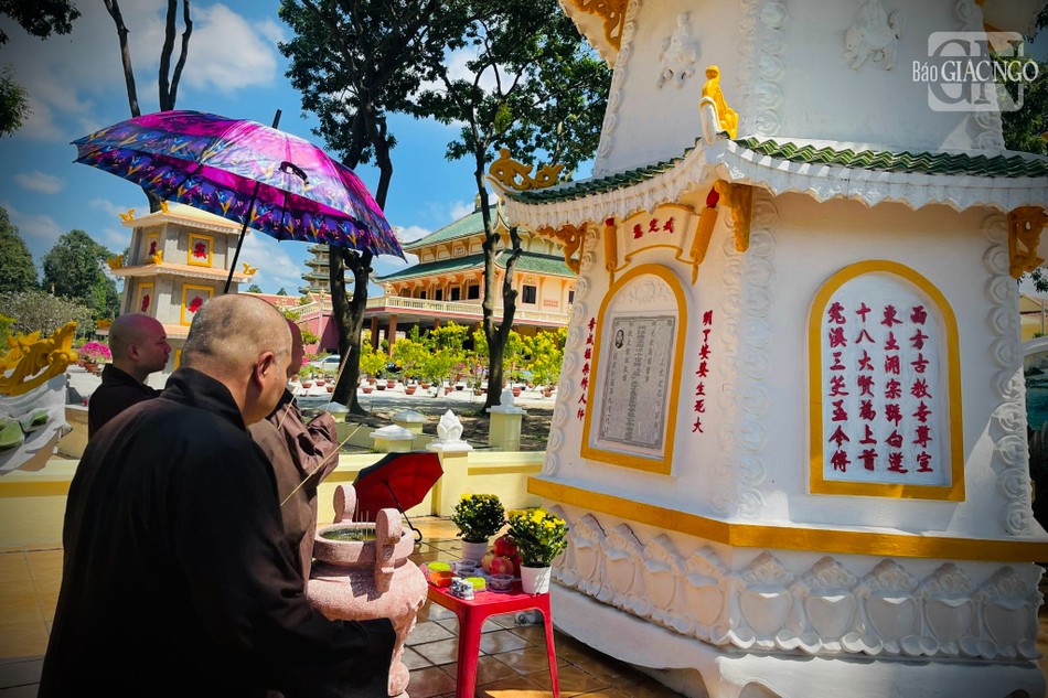 Chư tôn đức thắp hương tại bảo tháp Hòa thượng Thích Minh Hạnh - Huệ Thới, Tổng Quản sự tổ đình Ấn Quang (TP.HCM), Ðại Tòng Lâm (BR-VT)