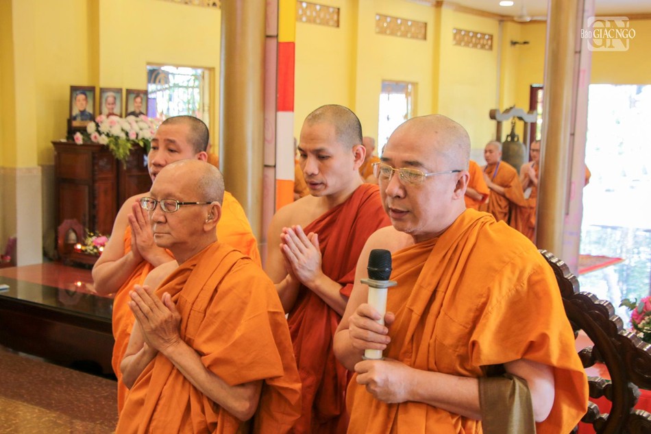 Chư tôn đức Ban Điều hành hướng dẫn giới tử thực hiện nghi thức đảnh lễ Tam bảo