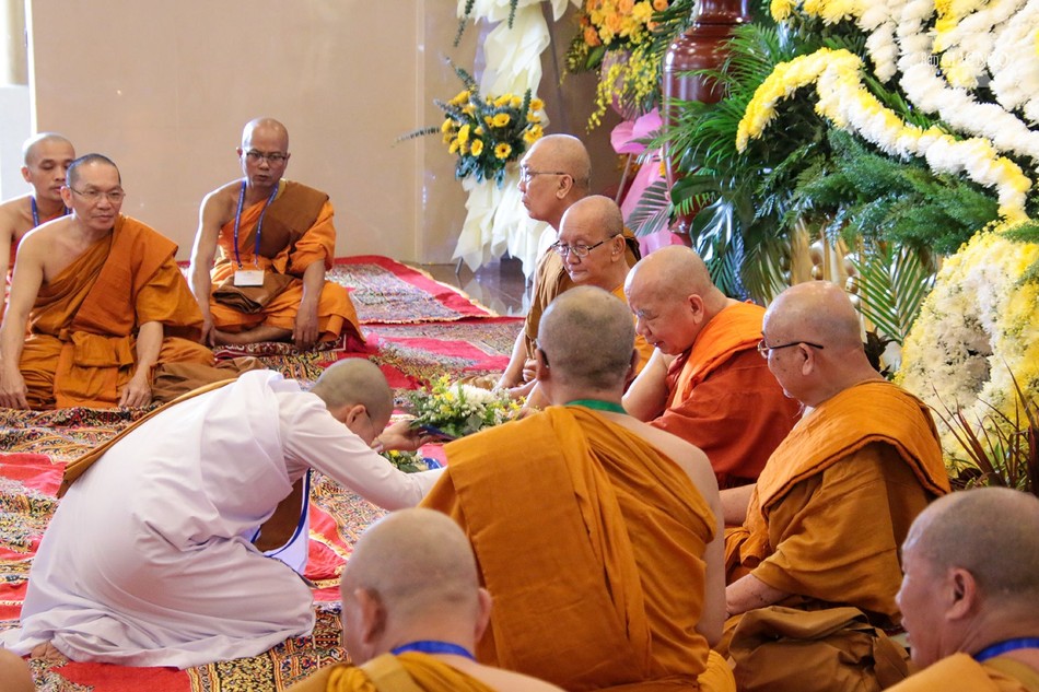 Đại diện Tu nữ dâng hoa, đèn cúng dường Hội đồng Thập sư