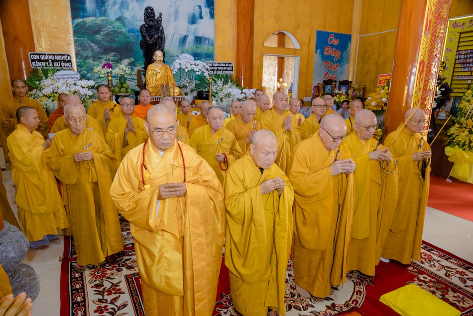 Chư tôn giáo phẩm viếng tang Trưởng lão Hòa thượng Thích Minh Chánh