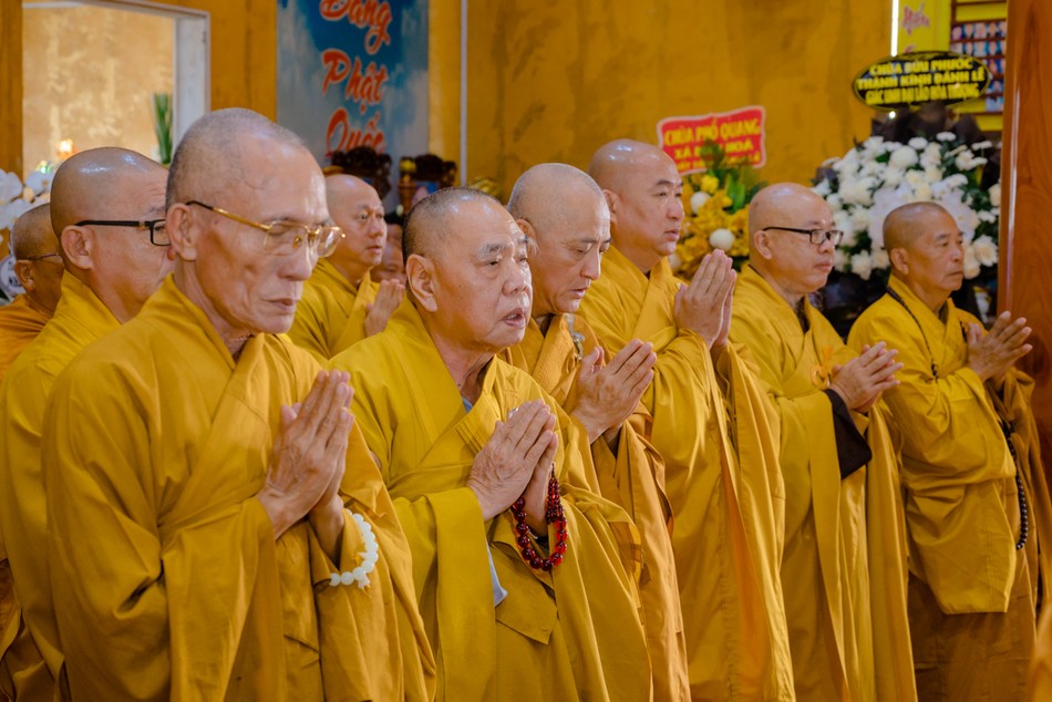 Chư tôn đức nhất tâm cầu nguyện Giác linh Trưởng lão Hòa thượng tân viên tịch cao đăng Phật quốc