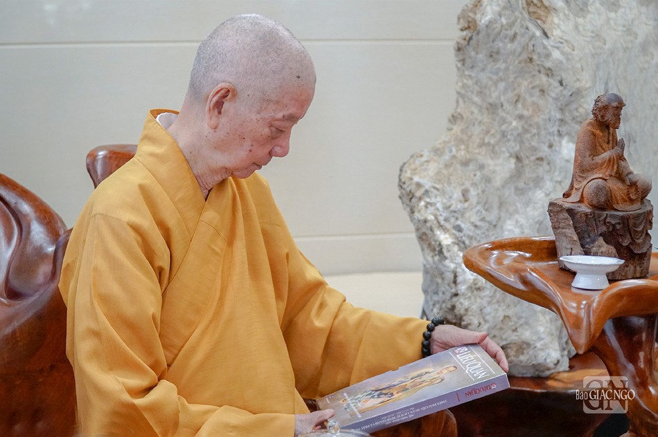 Ấn phẩm Liễu Quán dâng lên cúng dường Đức Pháp chủ Ấn phẩm Liễu Quán dâng lên cúng dường Đức Pháp chủ