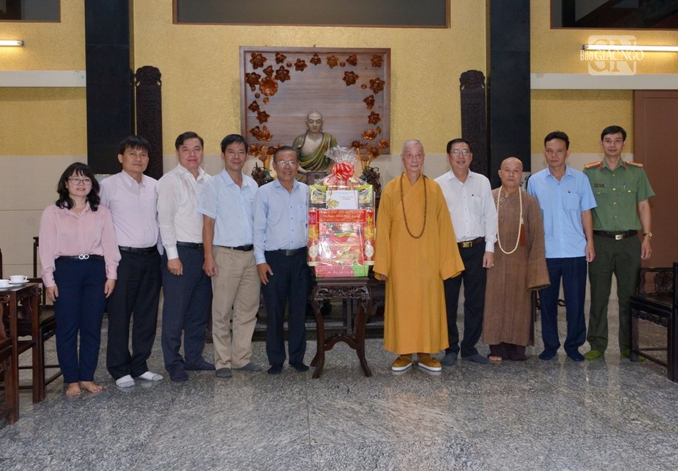 Phái đoàn các vị lãnh đạo HĐND, UBND, UBMTTQVN TP.Thủ Đức chụp ảnh lưu niệm cùng Đức Pháp chủ Phái đoàn các vị lãnh đạo HĐND, UBND, UBMTTQVN TP.Thủ Đức chụp ảnh lưu niệm cùng Đức Pháp chủ