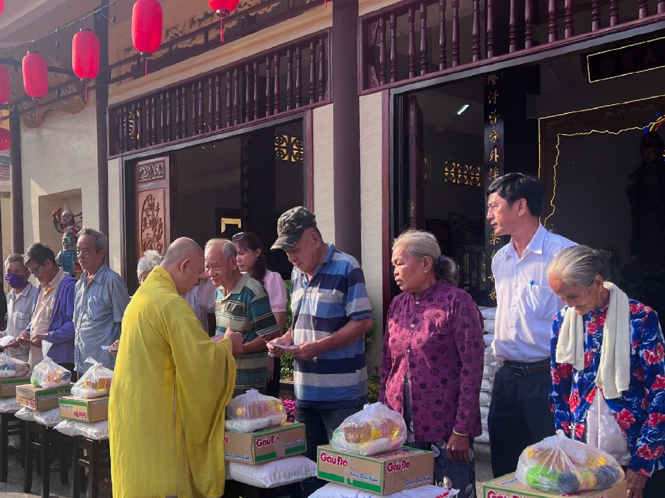 Hòa thượng Thích Hoằng Tri, trụ trì chùa Vạn Đức tận tay trao quà đến bà con Hòa thượng Thích Hoằng Tri, trụ trì chùa Vạn Đức tận tay trao quà đến bà con