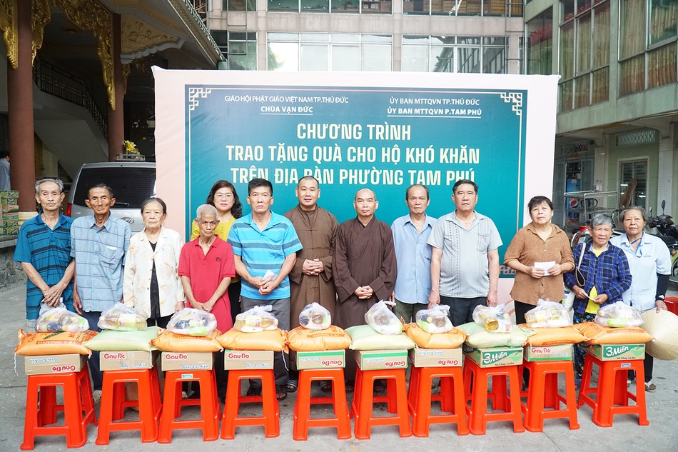 Bà con đến chùa Vạn Đức nhận quà Bà con đến chùa Vạn Đức nhận quà