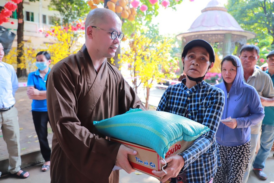 Đại đức Thích Minh Đạo trao quà đến người dân Đại đức Thích Minh Đạo trao quà đến người dân