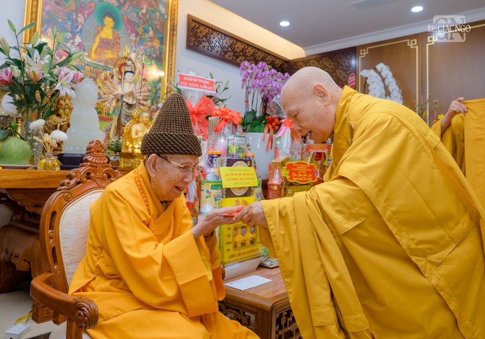 Trưởng lão Hòa thượng Chủ tịch Hội đồng Trị sự khánh tuế chúc thọ Trưởng lão Hòa thượng Thích Đức Nghiệp tại tổ đình Vĩnh Nghiêm
