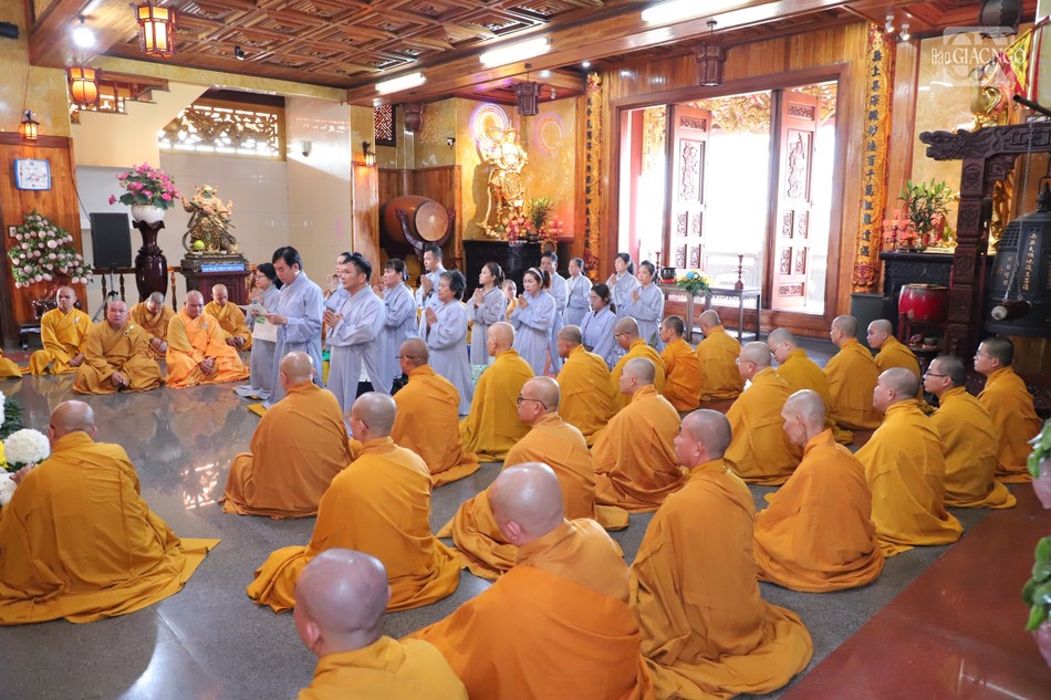 Sau lễ Bố-tát, đạo tràng Phật tử tại tu viện Phước Minh tác lễ cúng dường